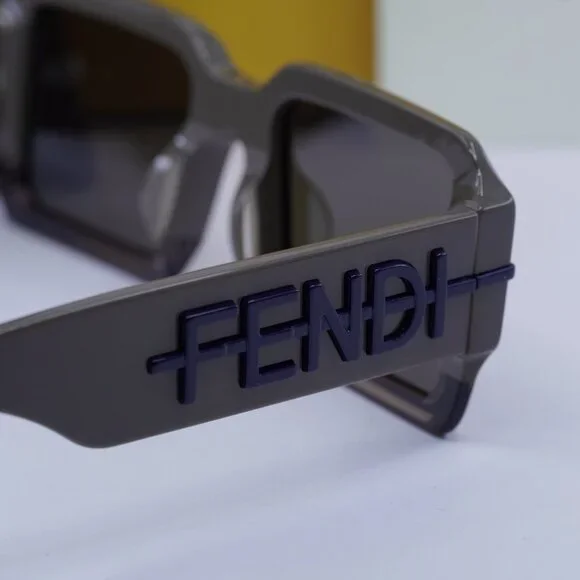 Fendi FE40073U 50E FENDI GRAPHY Rectangle Sunglasses - Brown